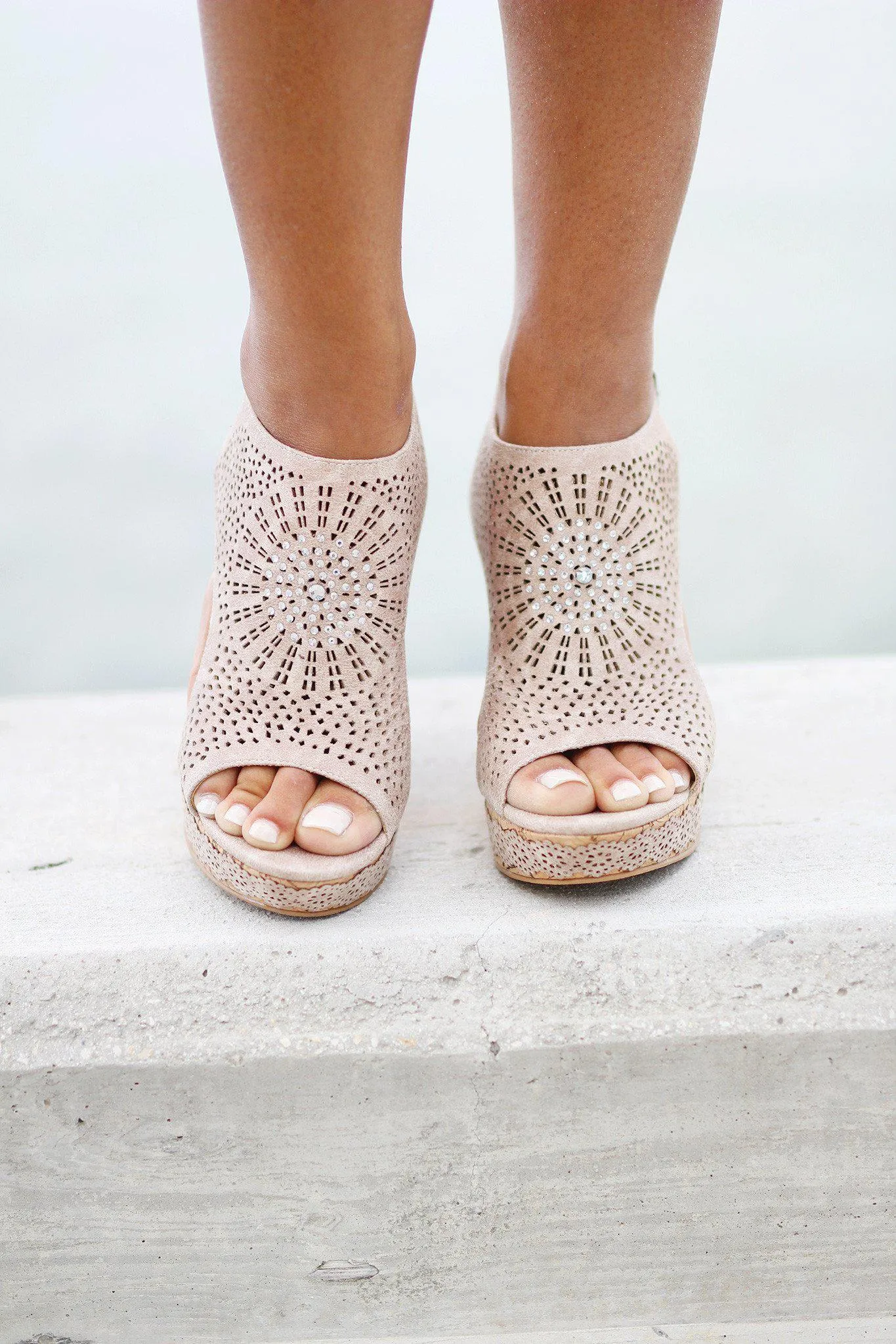 Auki Cream Wedges