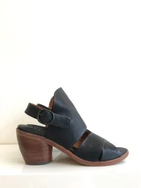 P-1020 Black Vegetable Tanned Sandals